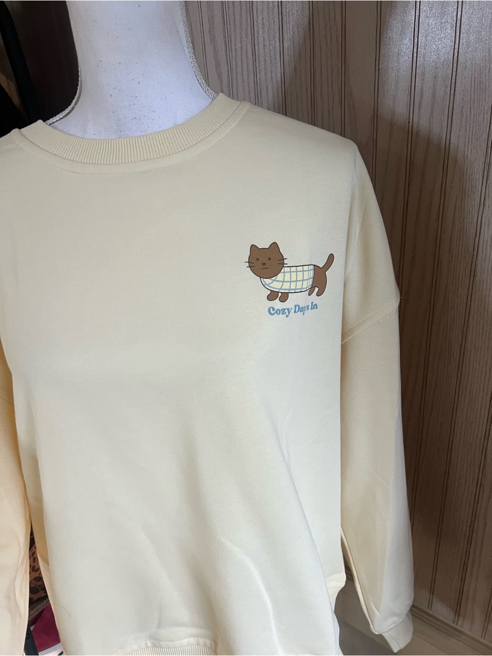 Le Lis Pale Yellow Crewneck Sweatshirt with Small Cat Graphic - Picture 3 of 10